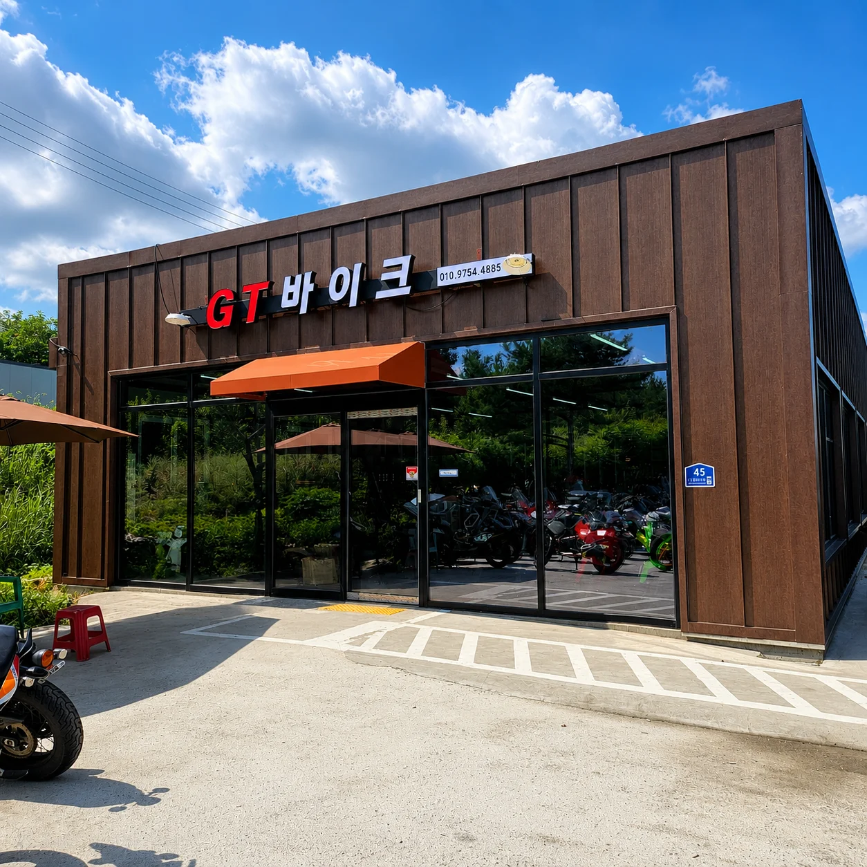 GT바이크 오토바이매입 직원이 고객의 중고 바이크를 인수하는 장면 GT바이크 오토바이매입 직원이 고객의 중고 바이크를 인수하는 장면